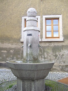 Foto vom Steinbrunnen in der Poststraße in Selb
