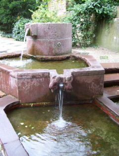 Foto vom roten Brunnen in Seligenstadt