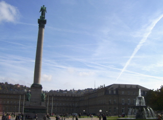 Foto der Siegessäule vor dem Neuen Schloss in Stuttgart