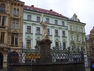 Foto vom Neptunbrunnen vor dem Rathaus in Reichenberg