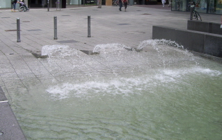 Foto vom plätschernden Brunnen in der Hirschstraße in Ulm