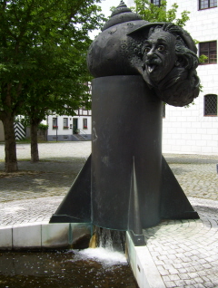 Foto vom plätschernden Einsteinbrunnen in Ulm