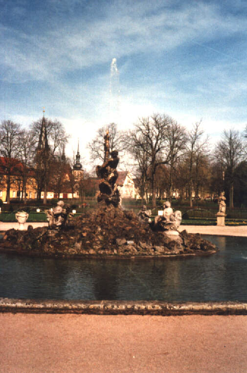 Foto vom Brunnen im Schlossgarten in Weikersheim