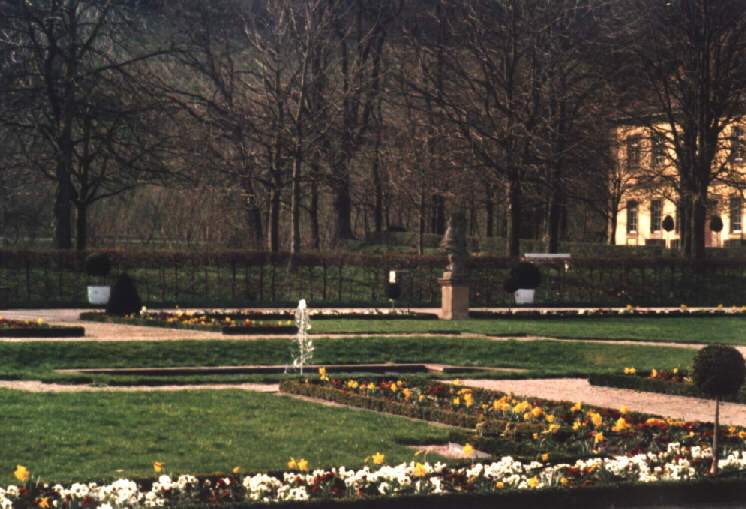 Foto der vier kleinen Springbrunnen im Schlossgarten in Weikersheim
