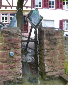 Foto vom Brunnen im Hutgässchen in Weinheim