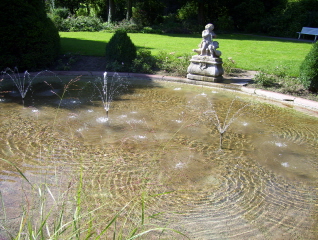 Foto vom Brunnen im Schlosspark von Schloss Weinheim