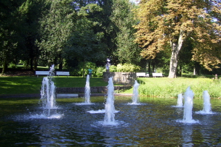 Foto der Fontänen im Schlossteich im Park von Schloss Weinheim