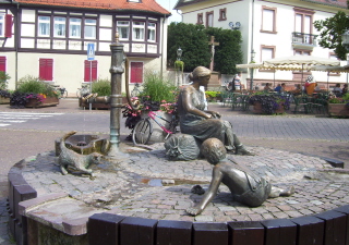 Foto vom Marktbrunnen in Lorsch (seitlich)