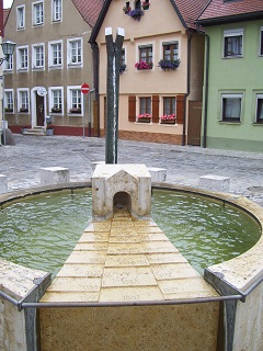 Foto vom Milleniumsbrunnen beim Ellinger Tor in Weißenburg