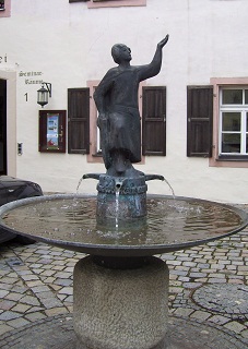 Foto vom Brunnen vor dem Schloss in Pleinfeld