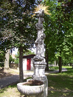 Foto der Brunnensäule Gottesauge in Wemding