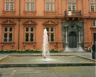 Foto vom Brunnen vor dem Schloss in Mainz
