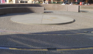 Foto vom Brunnen vor der Löwenapotheke in Wismar