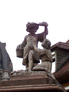 Foto von der Figur auf dem Bäckerbrunnen in Würzburg