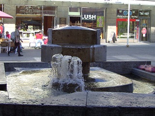 Foto vom Brunnen am Dominikanerplatz in Würzburg