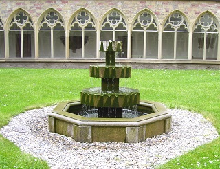 Foto vom Brunnen im Kreuzgarten der Franziskaner in Würzburg