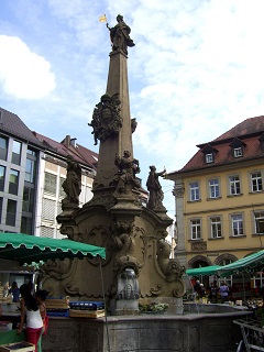 Foto vom Vierröhrenbrunnen in Würzburg