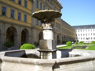 Foto vom Zierbrunnen im Juliusspital-Innenhof in Würzburg