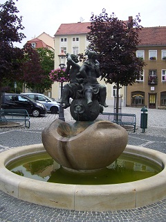 Foto der Brunnenfrauen auf dem Klosterplatz in Zittau
