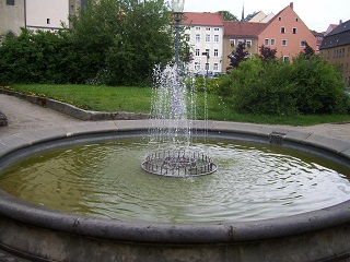 Foto vom Springbrunnen auf dem Klosterplatz in Zittau