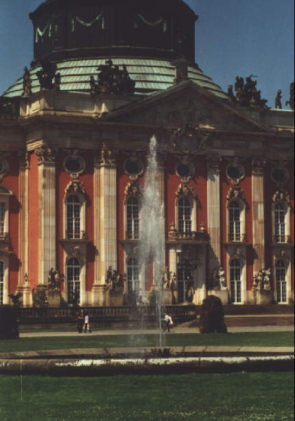 Foto vom Brunnen vor dem Neuen Palais