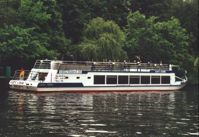 Foto der Capitän Cook auf der Spree beim Charlottenburger Schloss