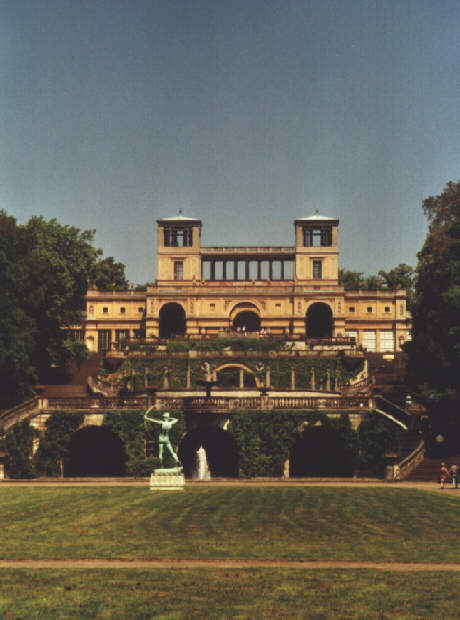 Foto von Park und Brunnen vor der Orangerie