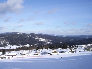 Foto vom Blick auf das tief verschneite Mitterfirmiansreut