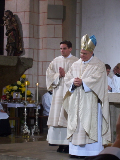Foto von Bischof Konrad bei der Gabenbereitung im Dom