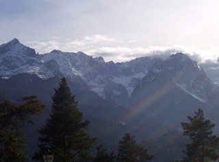 Foto von einem Regenbogen vor der Zugspitze