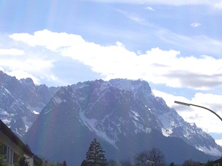Foto der Zugspitze, teilweise in Wolken