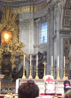 Foto von Papst Benedikt auf seinem Thron bei der Audienz