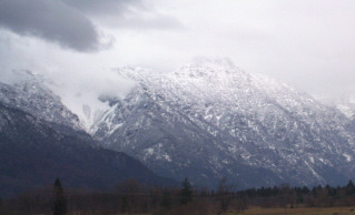 Foto der verschneiten Bergwelt bei Murnau