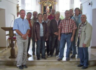 Foto der FW Meitingen bei der Besichtigung der Ostendorfer Kirche