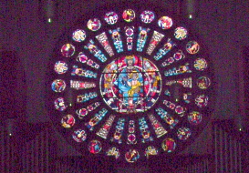 Foto der Altarfenster der Benediktinerabtei Kornelimünster