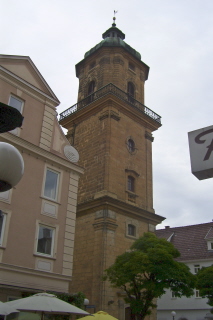 Foto vom Turm von St. Nikolaus in Aalen, versteckt zwischen den Häusern
