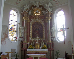 Foto vom Altarraum in St. Elisabeth in Ohmenheim
