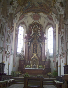 Foto vom Altarraum in St. Maria in Unterkochen