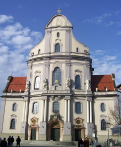 Foto vom Westportal der Basilika St. Anna in Altötting