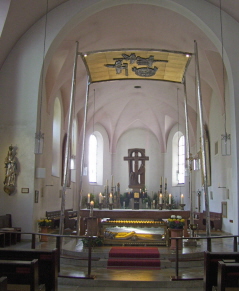 Foto vom Altarraum der Bruder-Konrad-Kirche in Altötting