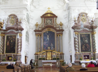 Foto vom Altarraum in St. Magdalena in Altötting