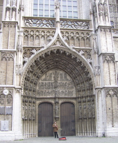 Foto vom Eingangsportal der Liebfrauenkathedrale in Antwerpen