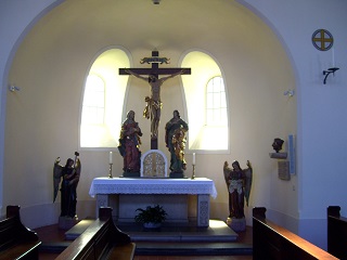 Foto der Kreuzigungsgruppe in der Kapuzinerkirche in Aschaffenburg