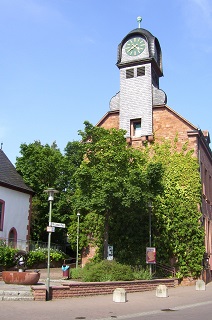 Foto vom Lukasplatz vor der Lukaskirche in Aschaffenburg-Leider