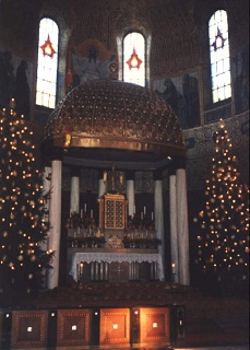 Foto vom Altar der kath. Pfarrkirche Herz Jesu in Augsburg
