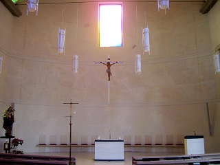 Foto vom Altarraum der Mutterhauskirche der Vinzentinerinnen in Augsburg