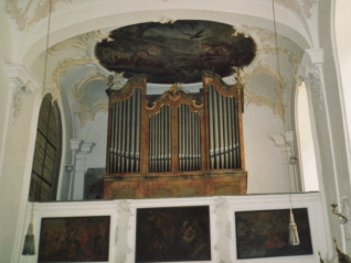 Foto der Orgelempore mit Fresko der St.-Antonius-Kapelle in Augsburg