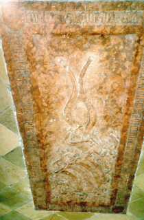 Foto eines Wappengrabsteins in der St.-Antonius-Kapelle in Augsburg