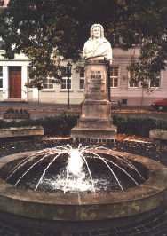 Foto vom Bachdenkmal mit Brunnen in Köthen