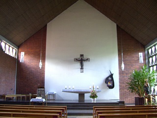 Foto vom Altarraum der Kirche Zur Heiligen Familie in Bad Abbach